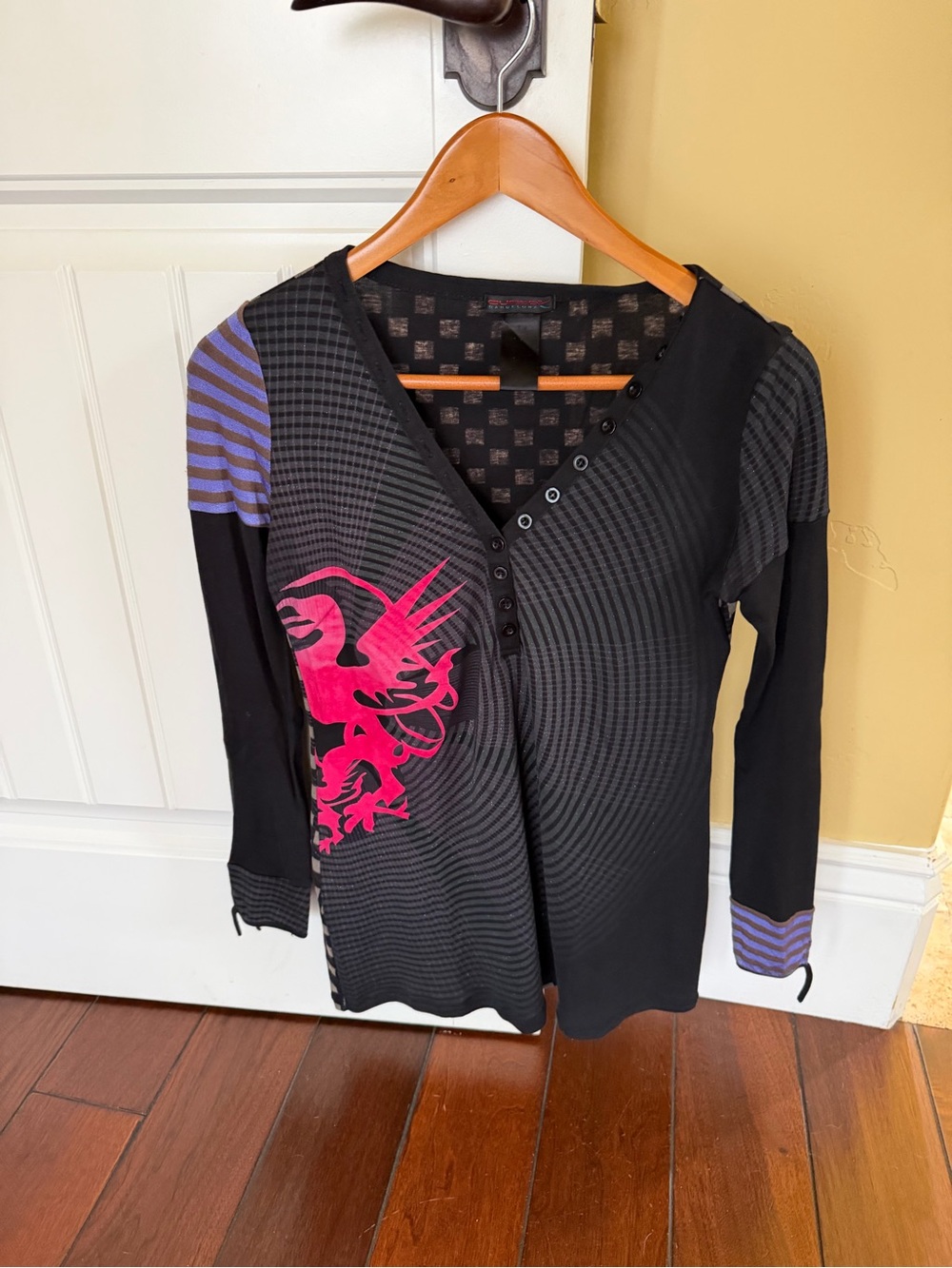 Custo Long-Sleeve Graphic Henley Top - Black & Pink
